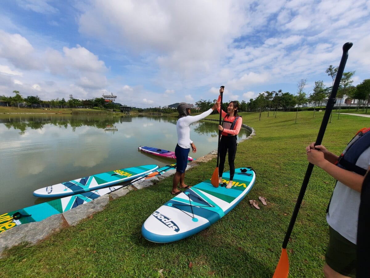 A beginner stand-up paddleboarding lesson